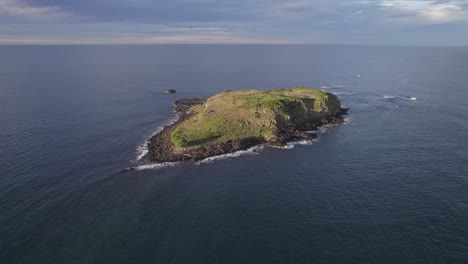 La-Isla-Cook-Está-Rodeada-Por-Un-Paisaje-Marino-Sereno-En-El-Océano-Pacífico-Sur,-Nsw,-Australia