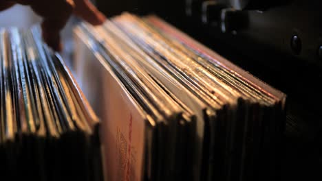 Nahaufnahme-Von-Mannhänden,-Die-Zu-Hause-Vintage-Vinyl-Schallplatten-Durchstöbern