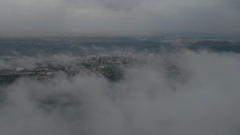 Wunderbares-Wolkenpanorama-Blick-Von-Oben-Auf-Die-Grüne-Landschaft-Israels,-Katzir