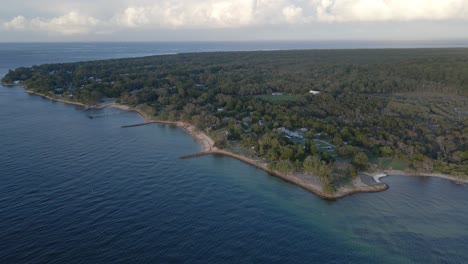 Panoramic-Watercourse-Of-North-Stradbroke-Island,-Meeting-The-Forest-Edge-Of-Amity-Point-In-Queensland-Australia