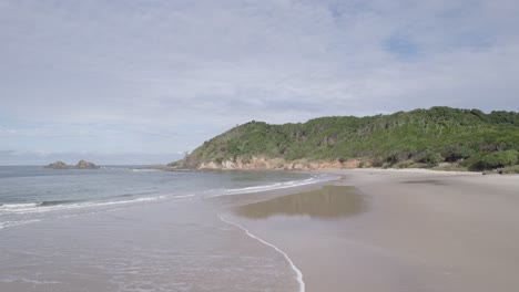 Fast-Leerer-Strand-Von-Gebrochenem-Kopf-In-Byron-Bay,-Nördliche-Flüsse,-New-South-Wales,-Australien