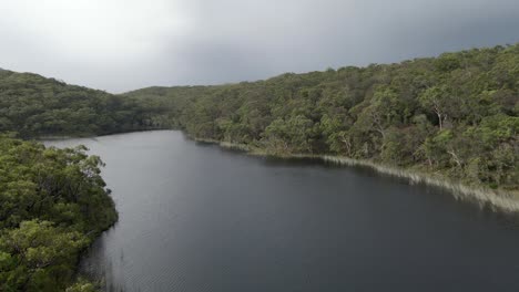 Ruhe-Des-Blauen-Sees-Inmitten-Dichter-Waldberge-Auf-North-Stradbroke-Island-In-Queensland,-Australien
