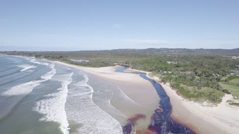 Zugehöriger-Nebenfluss-Mit-Braunem-Wasser,-Das-Ins-Meer-Fließt---Zugehöriger-Strand-In-NSW,-Australien