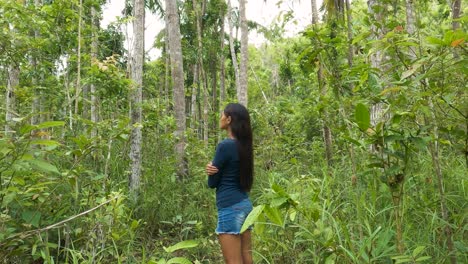 Einsame-Frau-Inmitten-Dichter-Tropischer-Waldwälder