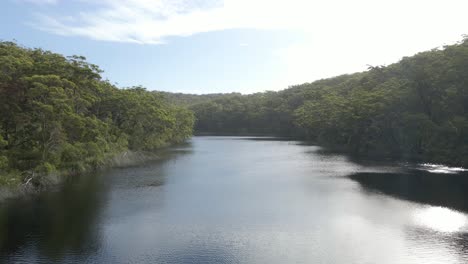 Unberührtes-Wasser-Des-Blauen-Sees-Mit-Dichtem-Dickicht-Auf-North-Stradbroke-Island-In-Queensland,-Australien