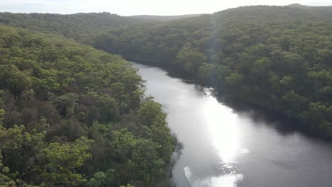 Sonnenlichtreflexion-Auf-Blauem-See-Mit-Dichten-Bäumen-Auf-Der-Nordinsel-Stradbroke-In-Queensland,-Australien