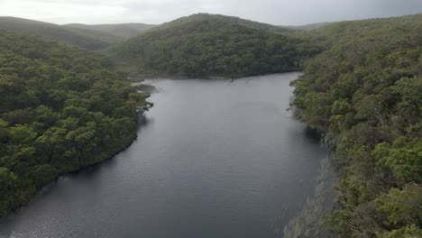 Friedliche-Landschaft-Des-Blue-Lake-Nationalparks-Auf-North-Stradbroke-Island-In-Queensland,-Australien