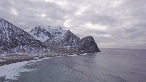 Luftaufnahme-Des-Meeres-Am-Strand-Von-Unstad,-Lofoten-Inseln,-Norwegen