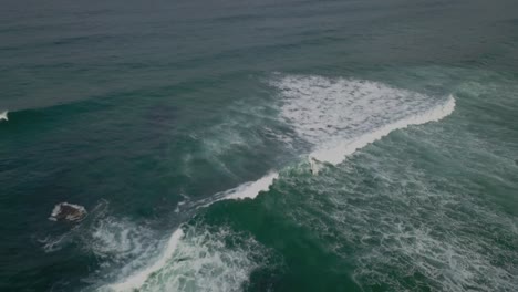 Surfista-Solitario-Surfeando-Grandes-Olas-En-Abano-Beach-Portugal-Drone-Aéreo-Estático