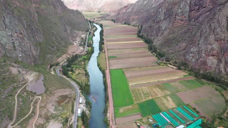 Drohnenaufnahmen-Von-Kletterern-An-Den-Klippen-Von-Urubamba-In-Cusco,-Peru