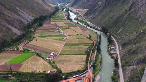 Tomas-De-Drones-De-Escaladores-En-Los-Acantilados-De-Urubamba-En-Cusco,-Perú