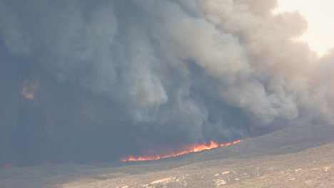 Riesige-Brennende-Felder-Im-Feuer-Und-Dichte,-Flauschige-Rauchwolken-In-Hemet,-Kalifornien,-Usa