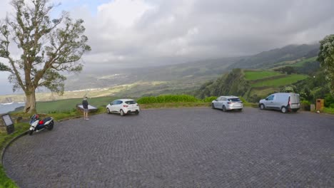 Parkplatz-Aussichtspunkt-Mit-Autos-über-Den-Klippen-Der-Azorenküste-Nach-Sturm