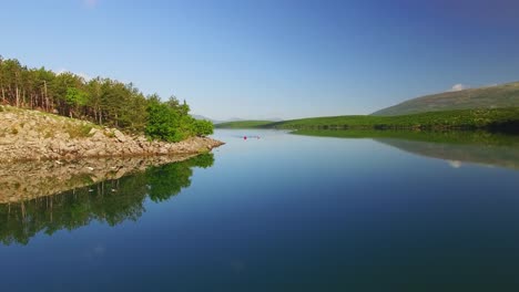 Die-Gruppe-Vergnügt-Sich-In-Einem-Kanu-Auf-Einem-Wunderschönen-See