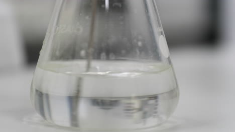 Mischen-Von-Chemikalien-In-Einem-Wissenschaftskolben,-Experimenteller-Wasserreinheitstest