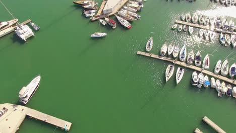 Pequeños-Barcos-En-La-Orilla-Del-Mar
