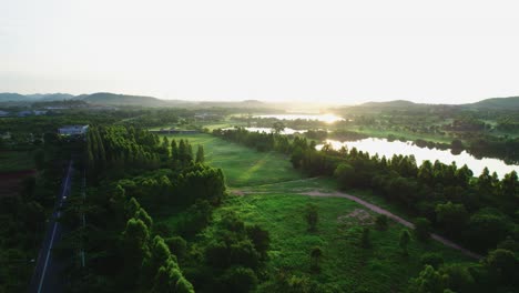 Spektakuläre-Aussicht-Auf-Das-Grüne-Tal-Mit-Fluss-Bei-Sonnenaufgang-Mit-Drohne