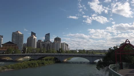 Stadtbrücke-über-Einen-Fluss-In-Der-Stadt-An-Einem-Sonnigen-Tag-Calgary-Alberta-Kanada