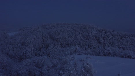 Schöner-Schneebedeckter-Hügel-In-Der-Nacht