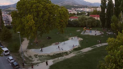 Blick-Auf-Den-Skatepark-In-Der-Stadt