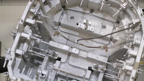Rotationsformmaschine-Zur-Herstellung-Von-Gegossenen-Kunststoffprodukten
