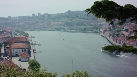 Vista-Del-Paisaje-En-Portugal,-Río-Y-Ciudad-De-Porto
