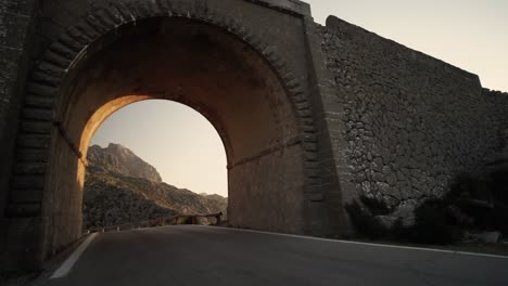 Nahaufnahme-Eines-Tunnels-Auf-Der-Berühmten-Schlangenförmigen-Straße-An-Einem-Sonnigen-Tag-Im-Tramuntana-gebirge-Auf-Der-Insel-Mallorca