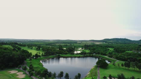 Ruhige-Landschaft-Eines-Golfplatzes-Am-Morgen,-Aufgenommen-Mit-Einer-Drohne