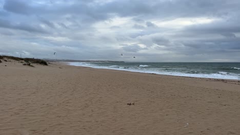 Kitesurfen-An-Einem-Portugiesischen-Strand