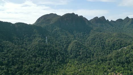 Toma-Aérea-De-Drones-Del-Pico-De-La-Montaña-Verde-Con-Una-Densa-Jungla-En-Langkawi-Malasia