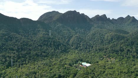 Luftaufnahme-Von-Berg-Und-Dschungel-In-Langkawi-Malaysia-Mit-Seilbahntürmen
