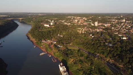 Drone-Volando-Sobre-El-Río-Iguazú-Y-Las-Fronteras-De-Brasil,-Argentina-Y-Paraguay