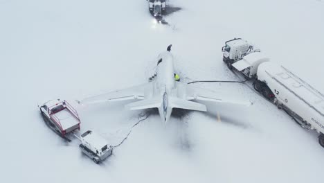Flughafenpersonal,-Das-Während-Der-Wintersaison-Am-Privaten-Embraer-Emb-505-Flugzeug-Arbeitet