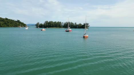 Luftdrohnenaufnahme-Eines-Auf-Dem-Meer-Schwimmenden-Bootes-Am-Strand-Von-Pantai-Kok-In-Langkawi