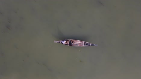 Pequeño-Barco-De-Pesca-Asiático-Tradicional-Visto-Desde-Arriba,-Drone-Aéreo-Alejándose