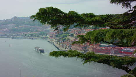 Landschaftsansicht-In-Portugal,-Fluss-Und-Stadt-Porto