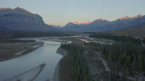 Luftaufnahme-über-Flusstal,-Sonnenlicht-Auf-Felsigen-Berggipfeln,-Nordegg,-Alberta,-Kanada
