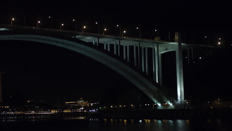 Vista-Nocturna-De-Un-Puente-En-Porto-Portugal