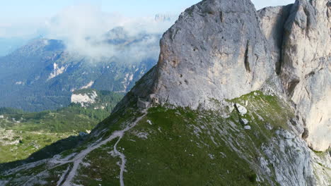 Paisaje-Natural-De-Hermosas-Montañas-Dolomitas-En-Italia-En-Un-Día-Soleado-De-Verano,-Aéreo