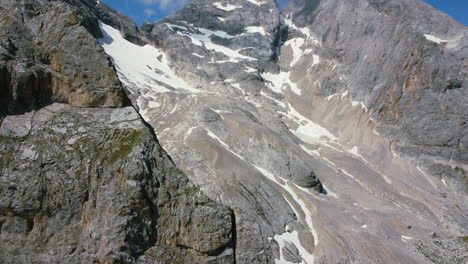 Luftlandschaft-Der-Steilen-Bergwand-In-Richtung-Gipfel-Des-Dolomits-An-Sonnigen-Sommertagen