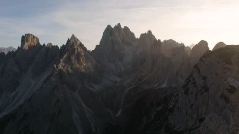 Drone-Vuela-Sobre-Los-Excursionistas-Disfrutando-De-Hermosas-Vistas-En-La-Cordillera-De-Los-Dolomitas-De-Italia
