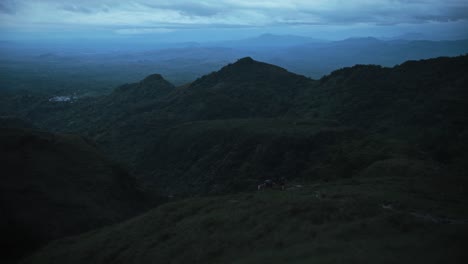 Bewölkte-Landschaft-In-Panama-Und-Ein-Mann,-Der-Mit-Seinem-Pferd-Spazieren-Geht