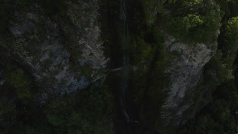 Una-Vista-De-La-Montaña-Empinada-Con-Cascadas-Desde-Un-Teleférico-En-El-Parque-Borjomi,-Georgia