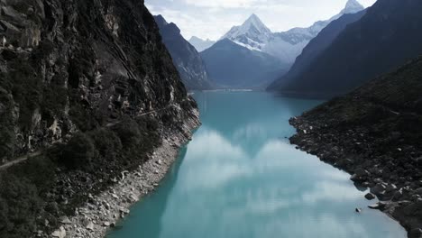 Lago-Paron-Drone-Aéreo-Sobre-El-Agua-Cordillera-Andina-En-Perú-Parque-Nacional-Huascaran,-Destino-De-Senderismo-Peruano