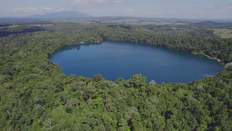 Lago-Eacham-Rodeado-De-Exuberante-Vegetación-En-Atherton-Tableland,-Queensland,-Australia---Toma-Aérea-De-Drones