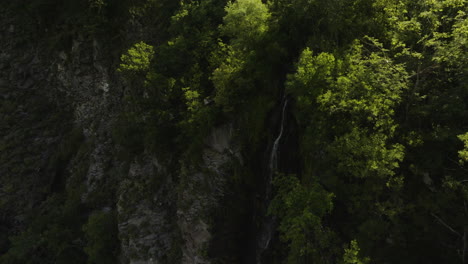 Malerische-Landschaft-Eines-Steilen-Wasserfalls-Mit-Laub-Auf-Einer-Klippe-Im-Bordschomi-Park,-Georgia