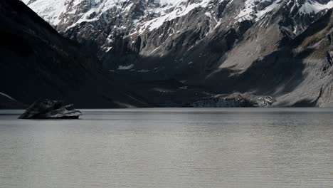 Aoraki-Mount-Cook-viewed-from-the-shore-of-Hooker-lake,-New-Zealand