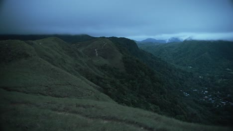 Cresta-De-La-Montaña-Junto-A-Un-Valle-En-Panamá