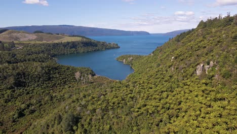 Slow-approach-towards-Lake-Tarawera,-New-Zealand