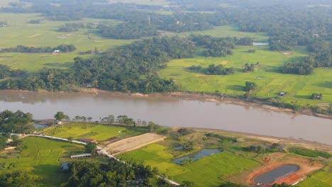 Vasto-Río-De-Surma-Y-Verdes-Campos-Agrícolas-Vibrantes-En-Bangladesh,-Vista-Aérea